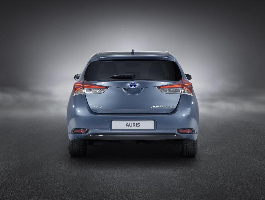  Toyota Auris Hybrid 2015 года  (фото 5 из 31)